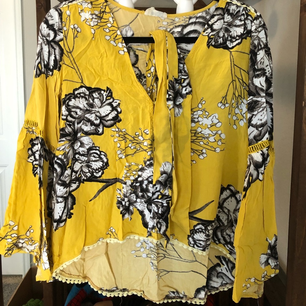 Blouse yellow for summer